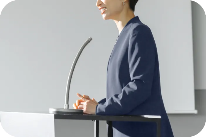 講演をする女性